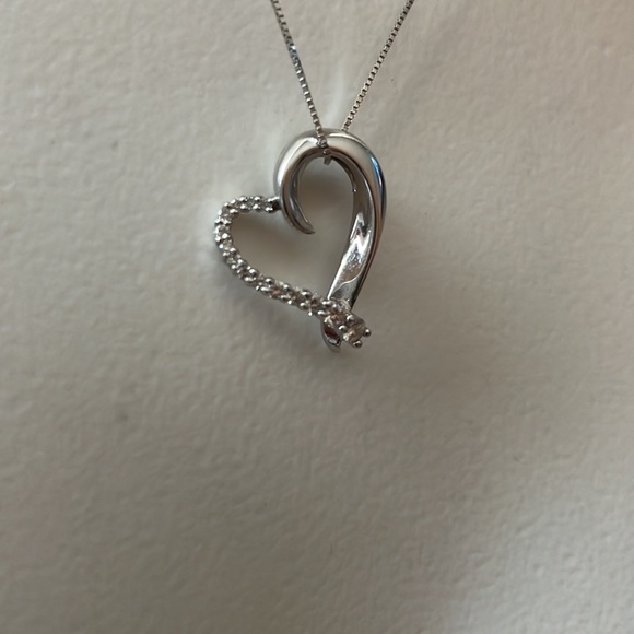 14k white gold and diamonds heart necklace TW 3.2 Grams. 14 diamonds total.